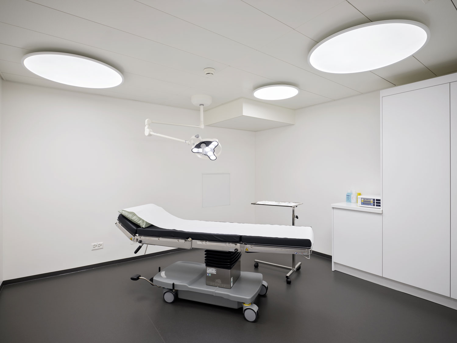 Liege im OP von chirurgischer Praxis